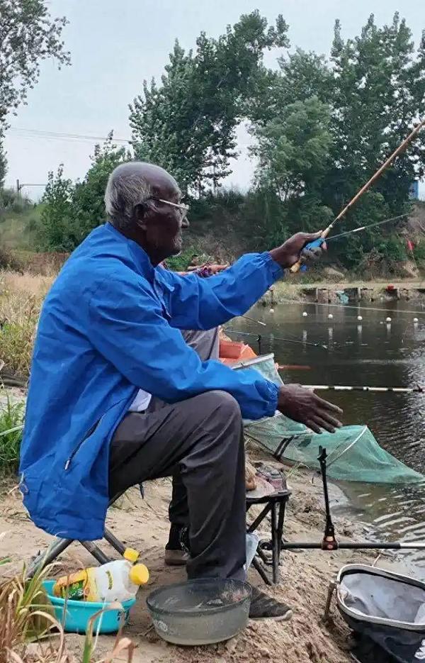 “钓帝”去世，钓鱼佬对国家贡献已超过抽烟佬！河北唐山的一位老大爷，安国勇，前