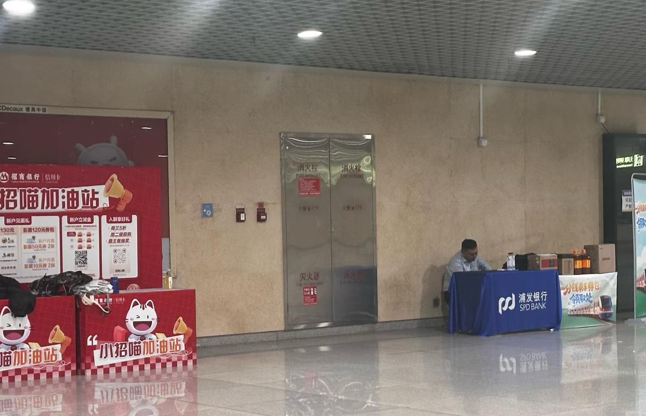 信用行卡行业真的落寞了。遥想当年，办卡的人群排着队的办，可是现在？年轻人都用