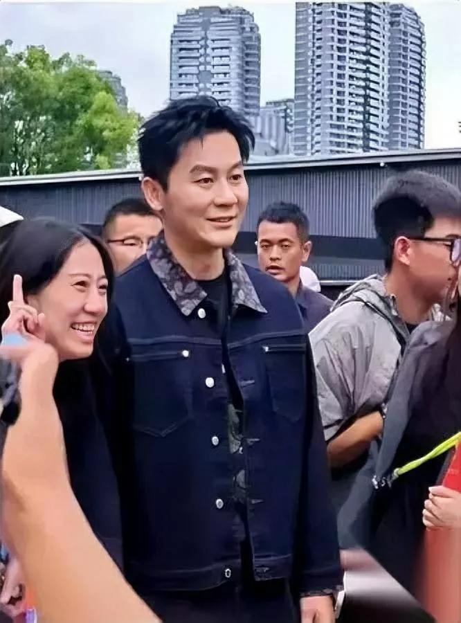 跟跑男导演吃饭时听的事，突然有点堵得慌。李晨留在跑男十年，根本不是因为“情怀