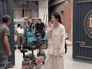 包工头老爸今晚工地聚餐没人管她了，她又得瑟起来了😂