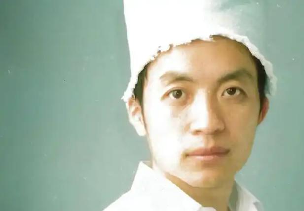 1993年10月8日，在新西兰激流岛，顾城拿斧头砍伤了妻子谢烨，随后在门口树上用