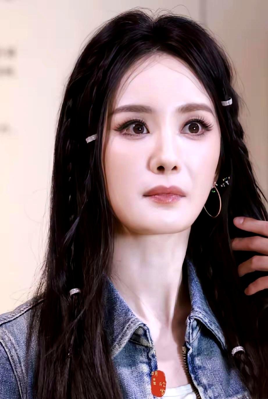 杨幂近半年的造型，把之前硬凹少女感踩的坑全填回来了。你去看她米兰时装周的纯白