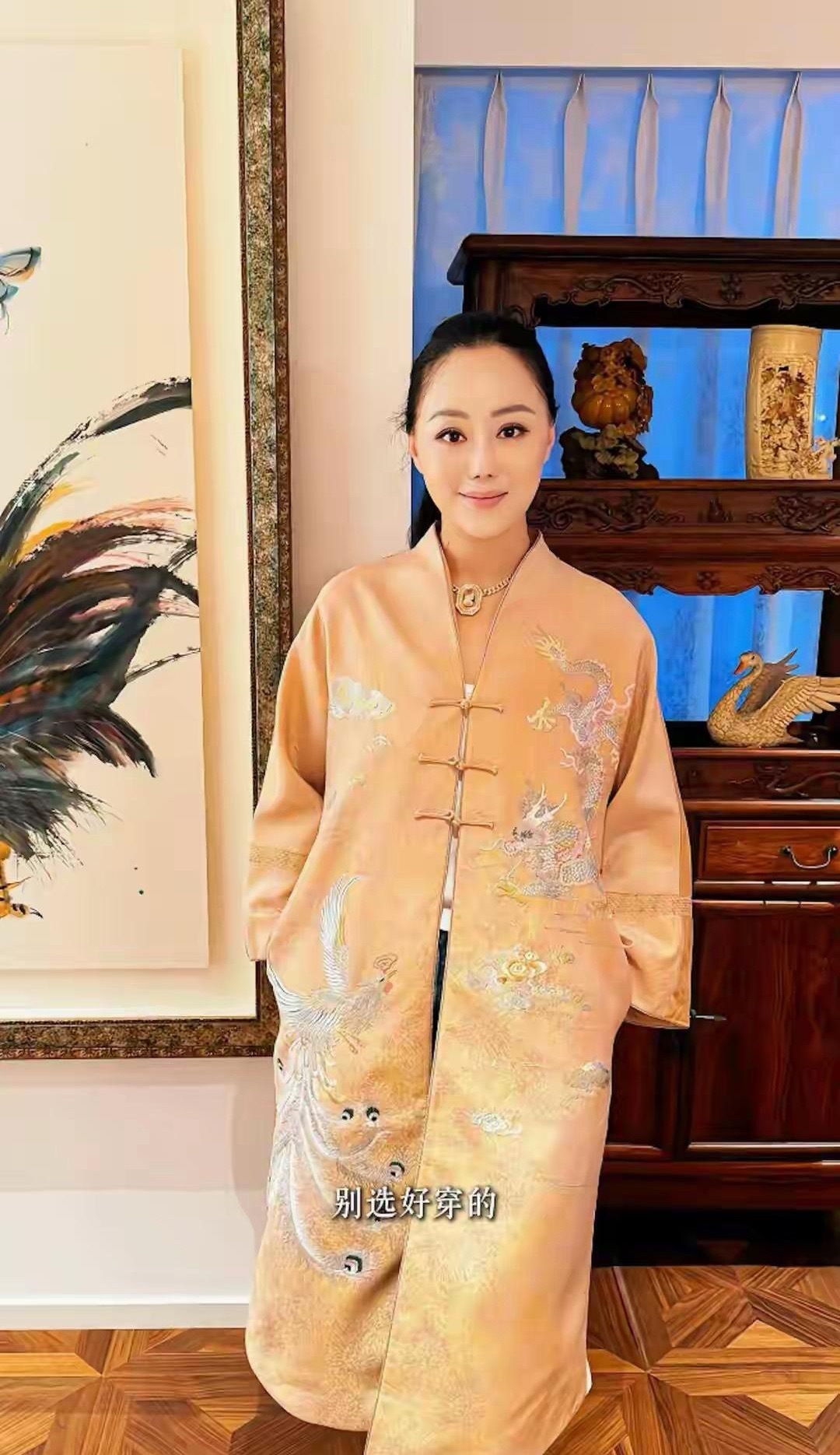 63岁章小蕙返港与闺蜜相聚，瘦身后颜值回巅峰，被曝瘦了7公斤