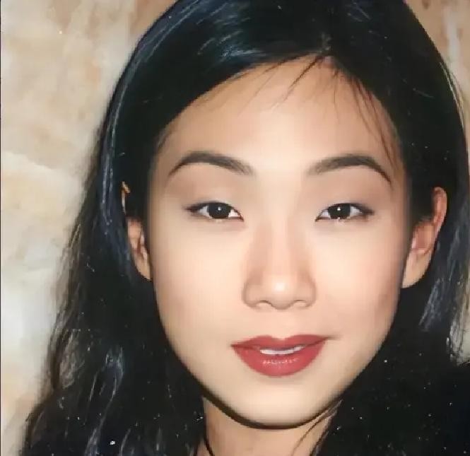 李宗盛两段婚姻都散了，朱卫茵和林忆莲，一个陪他吃苦，一个和他相爱相杀，最后都成了往事里的人。1994