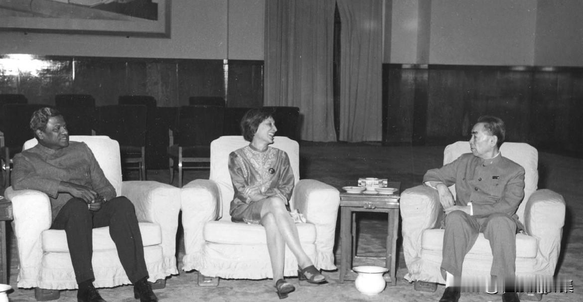 1970年9月10日，周恩来总理在人民大会堂新疆厅会见韩素音女士和陆文星先