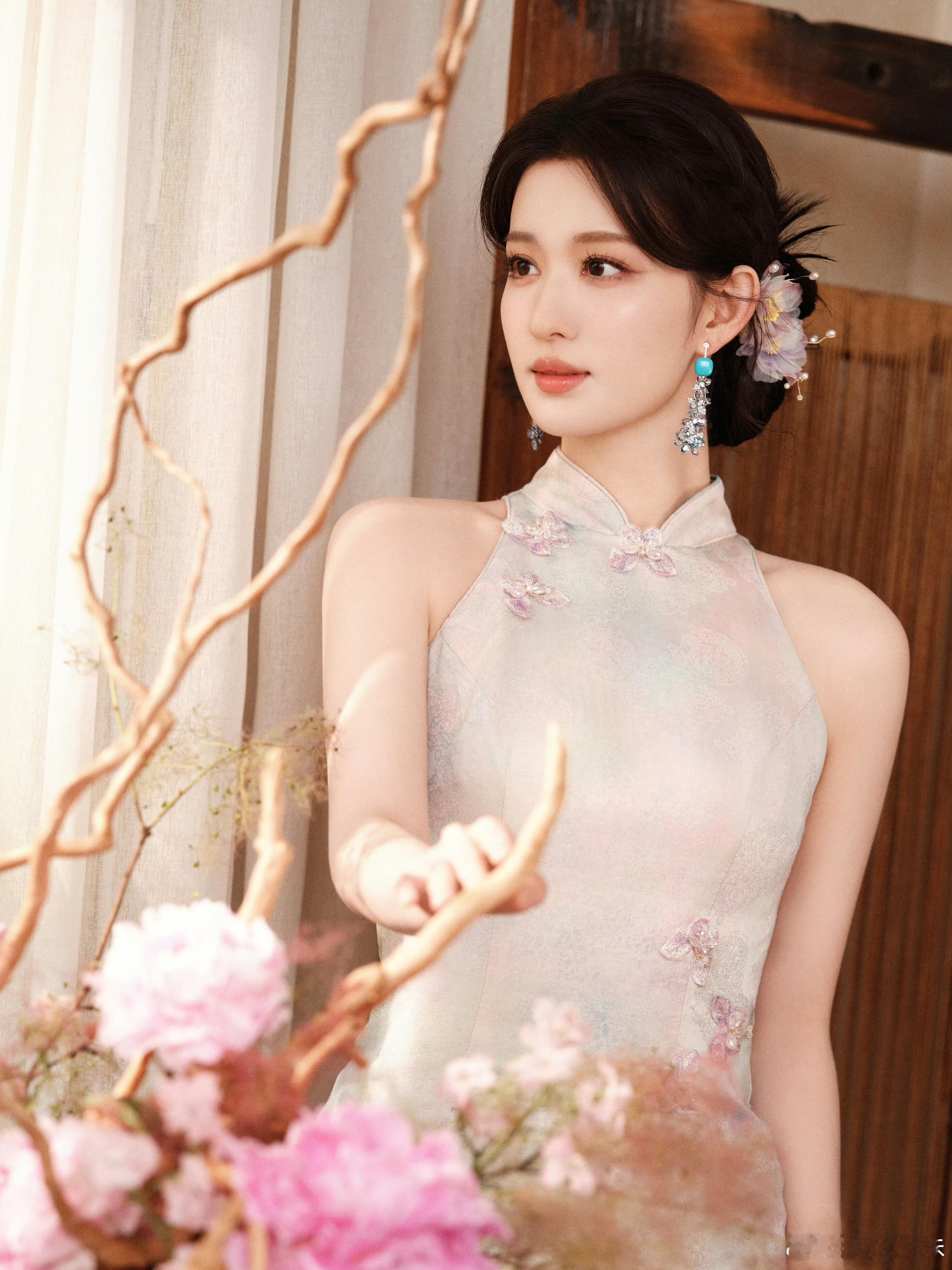 让王楚然穿旗袍的是天才王楚然这新中式旗袍绝绝子！晕染缎面自带柔光，东方女性柔美线