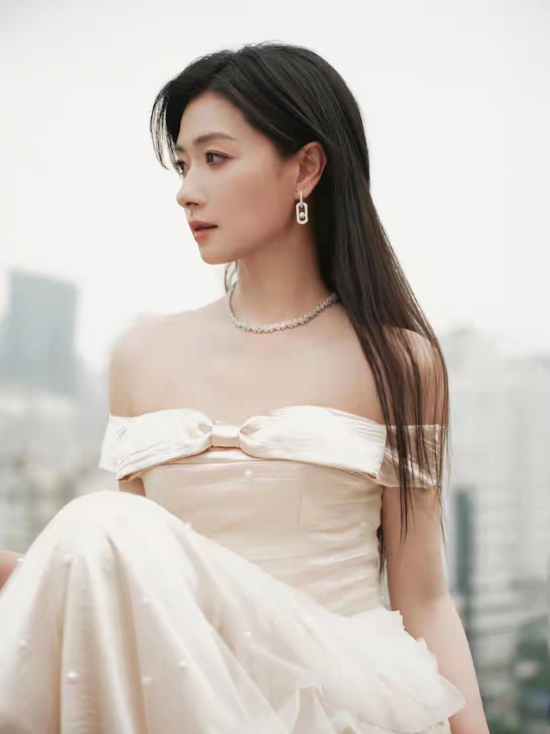 44岁万茜留回长发后像换了个人！穿抹胸裙好惊艳，美到差点认不出
