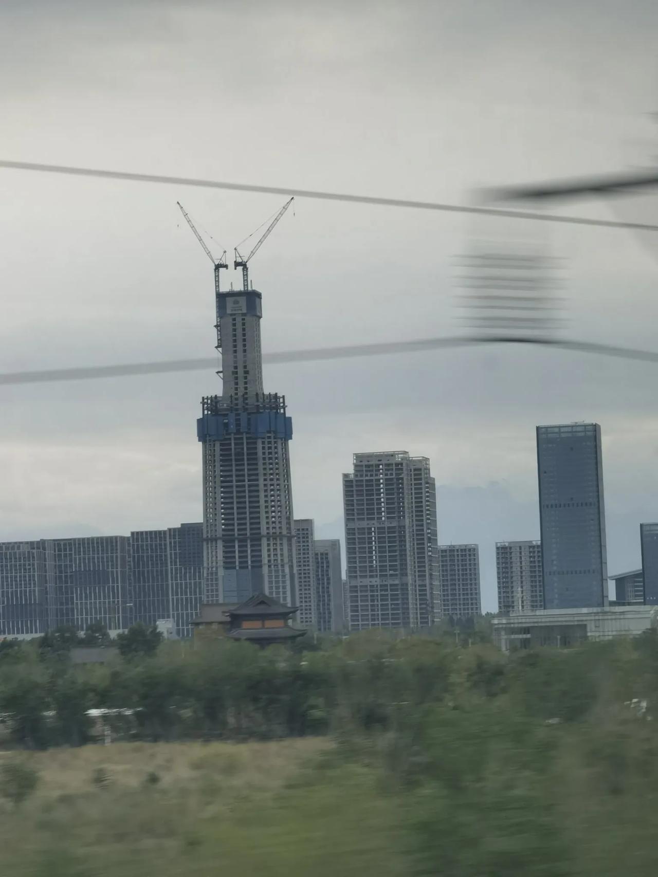 近日从高铁上依然能看到西安沣东新城那个带天线所谓的最高烂尾楼，已经过了几年了，依
