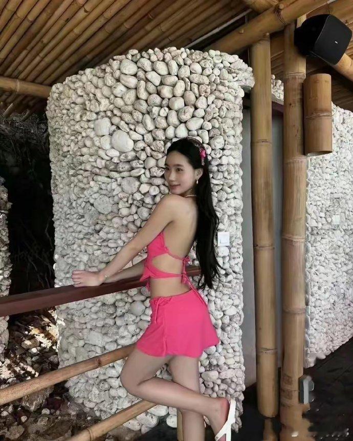 小S二女儿许韶恩站姿永远是后臀屁股翘起来，是跟妈妈学的吗？​​​