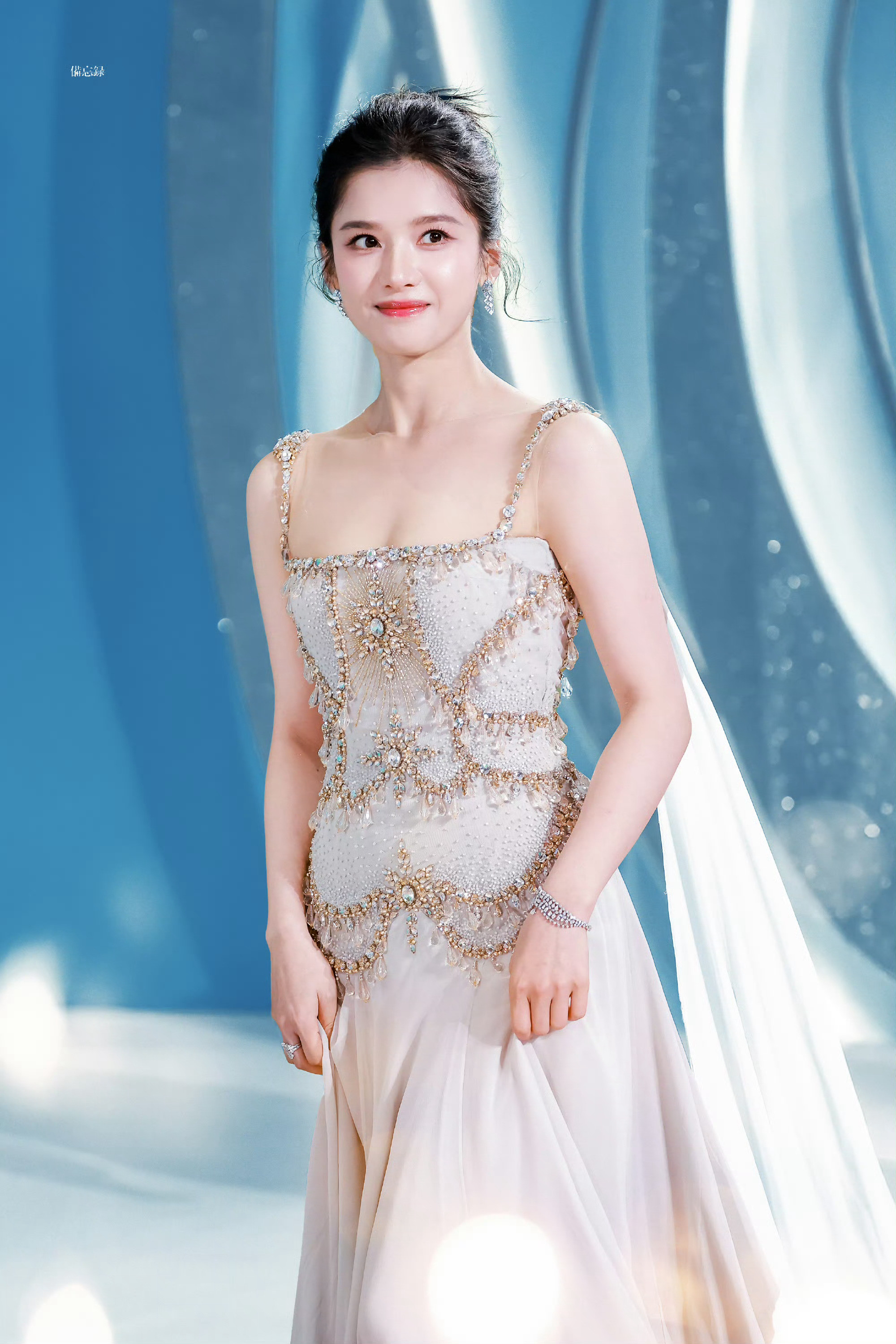 张婧仪张婧仪zjy张婧仪苗靖“你是被光偏爱的，你的名字燃起我永恒的春季”
