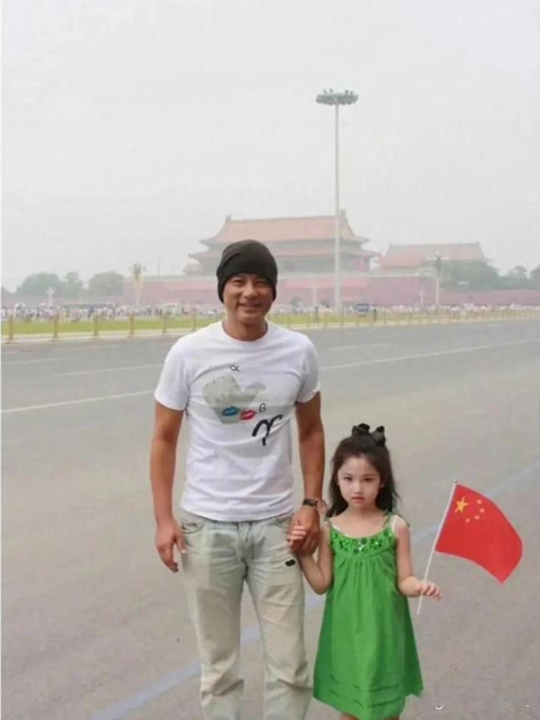 任达华年轻时带女儿，在天安门前的合影