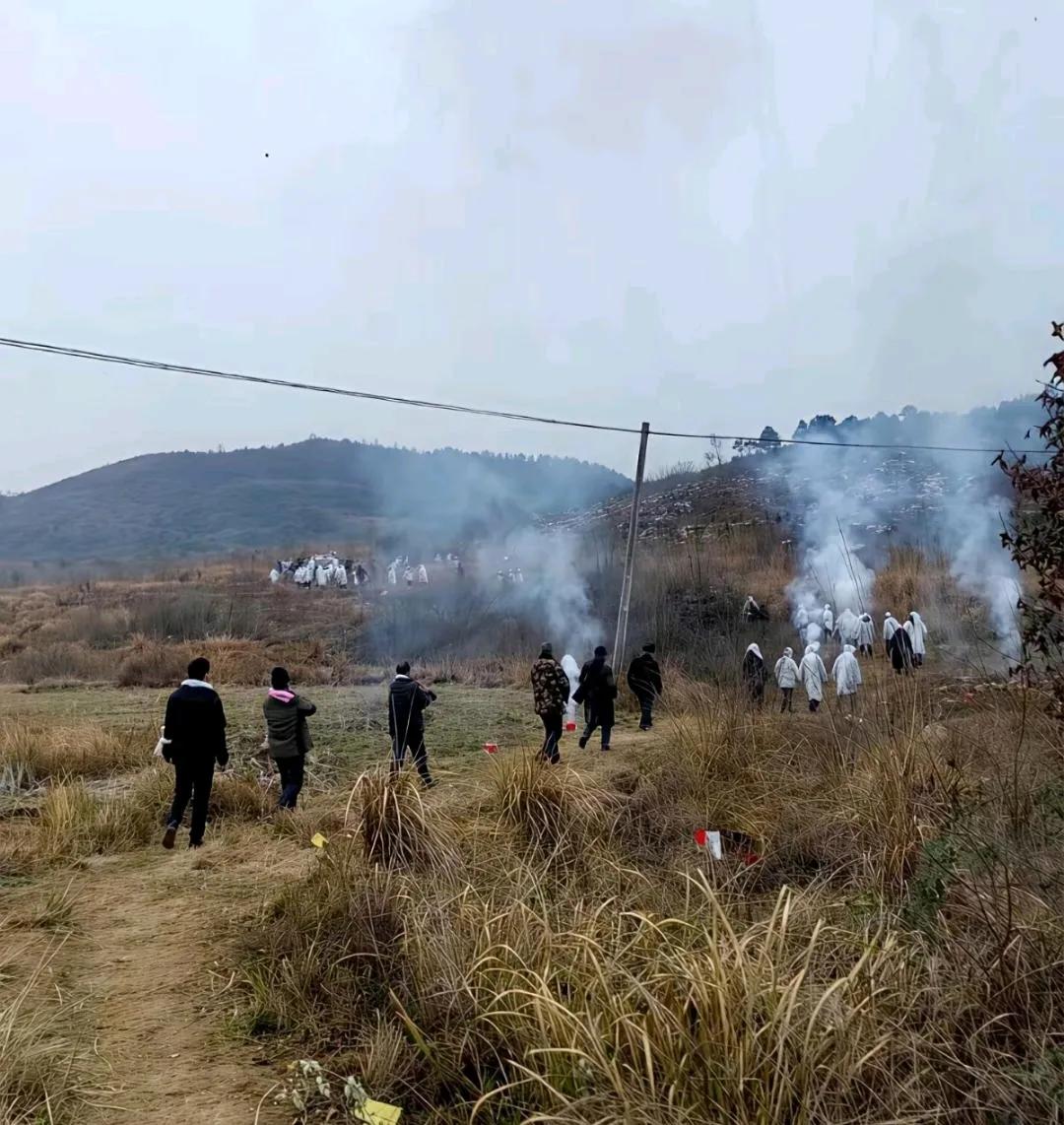 80岁老人离世无人送终，村长喊话每家凑500块，村民群里死寂一片，结局戳中无数人