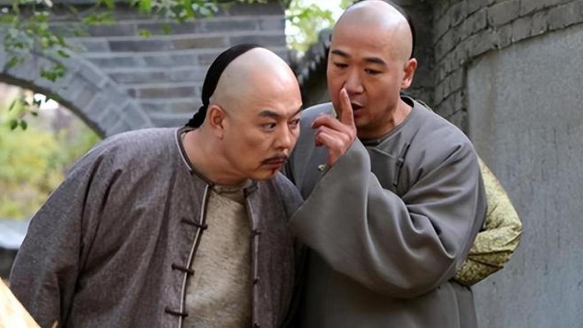 一个口误能丢掉多大的官？清朝乾隆年间，大学士纪晓岚陪皇帝游玩，乾隆随口问：“这里