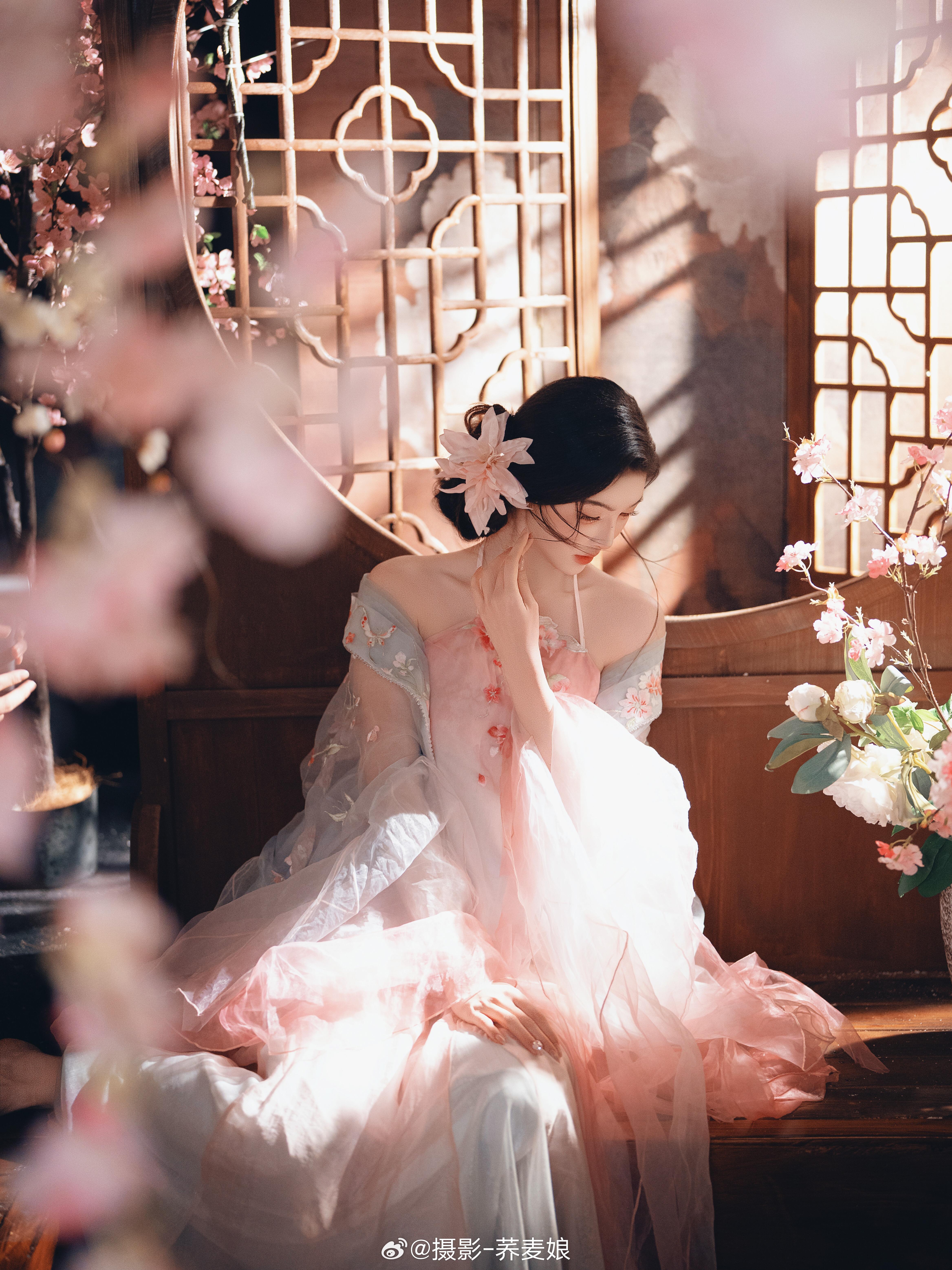 全球精英摄影粉纱轻裹玉肌，花瓣纷飞，美人浴于暖汤，恍若仙境。水雾氤氲，花影摇曳