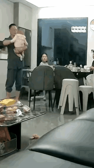 这个男人就是让人不放心，孩子妈妈要洗衣做饭，让男人看一会儿孩子，让男人抱一会儿，