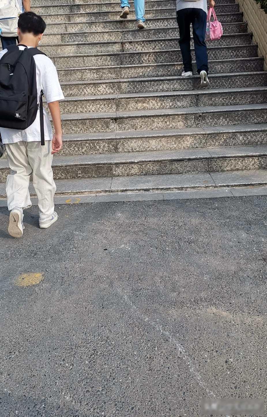 初一儿子的班上有个天赋型选手放学路上，儿子凑到我耳边说，老爸，班上那个陈默