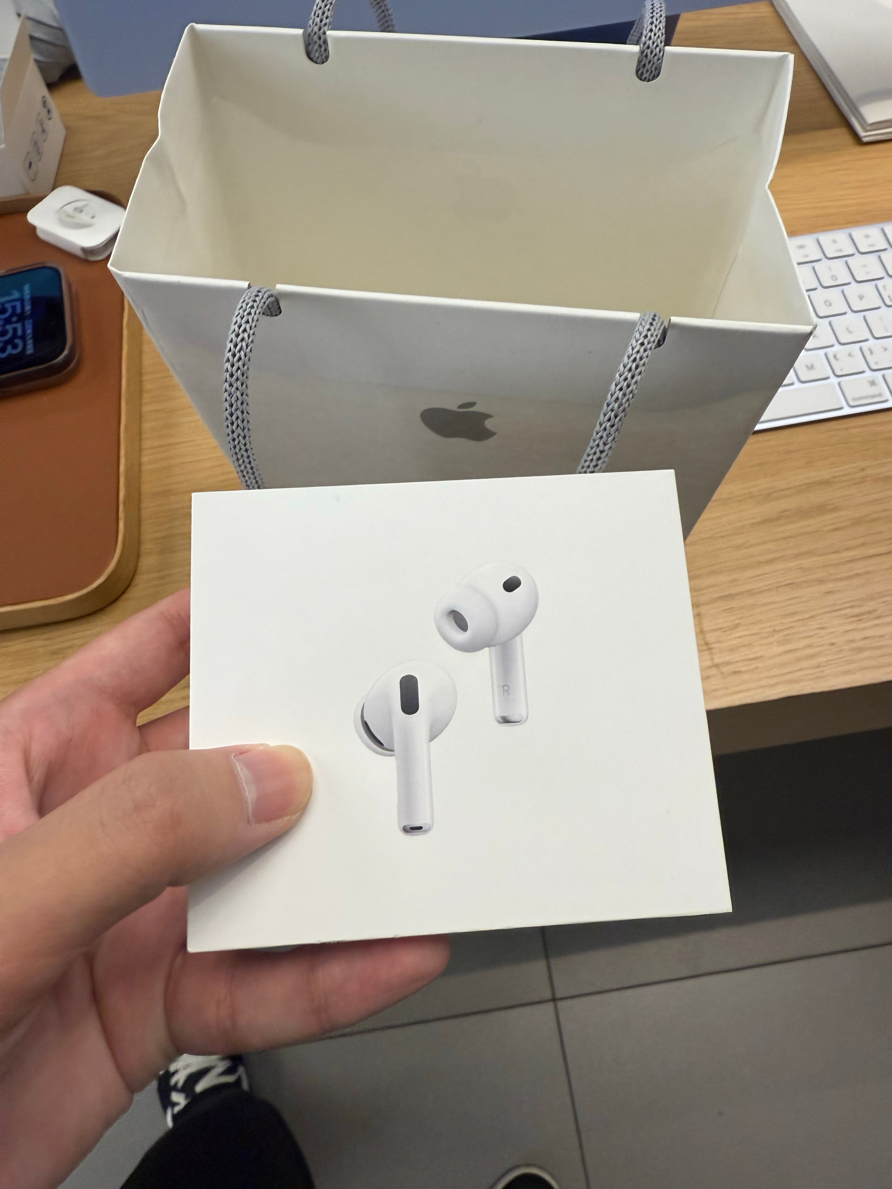 拿下新耳机Airpodspro。[鼓掌][鼓掌]​​​