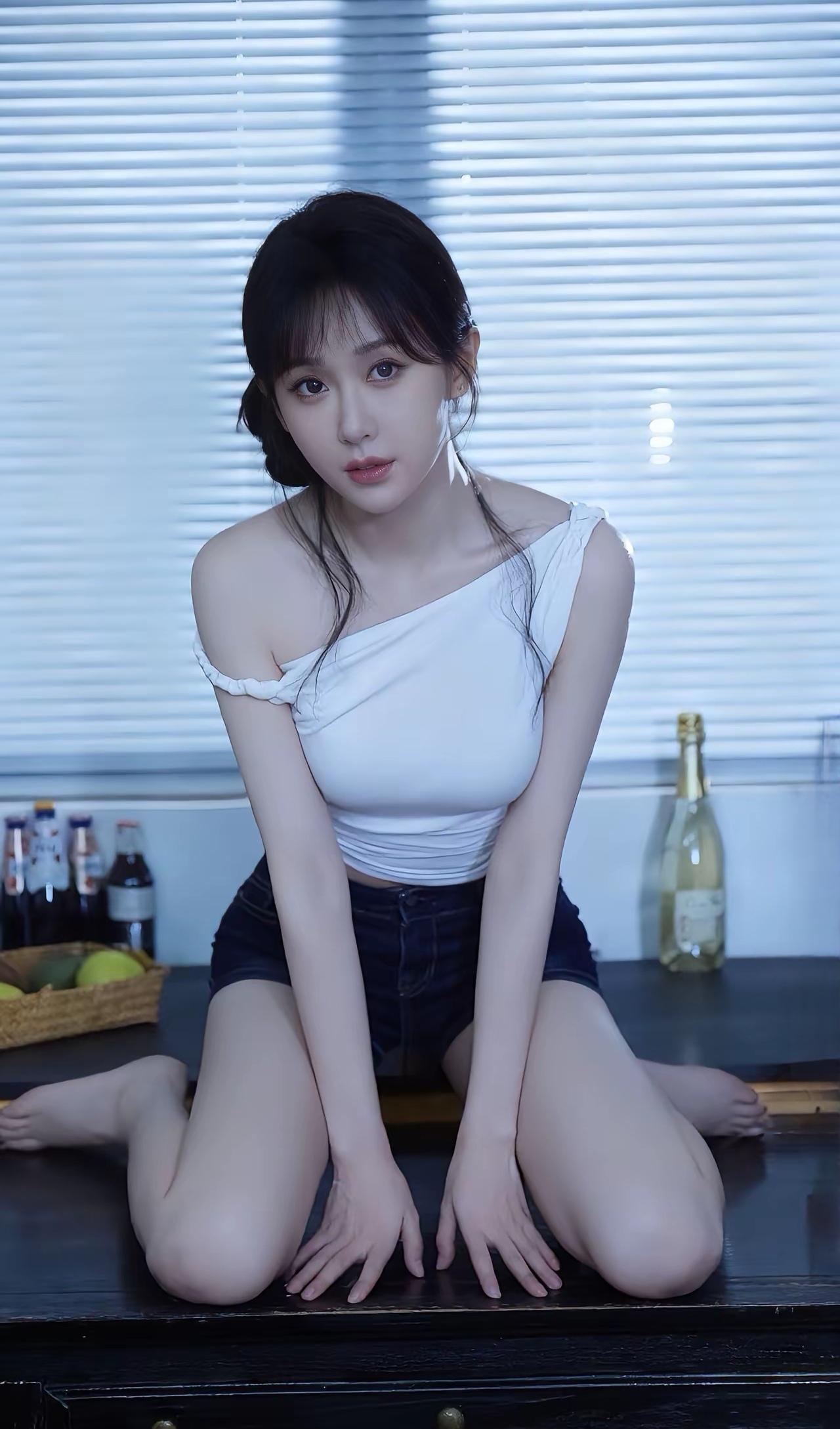 玉人倚案坐，清影入窗纱。