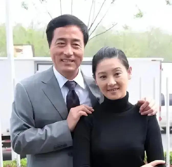 1988年，杨立新把300元和粮票给了一个陌生女孩。36年后，这个决定彻底改变了