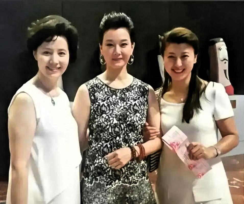 一张旧合影，满是老文艺工作者的韵味翻看这张老照片，居中的宋祖英，一身黑白花纹无
