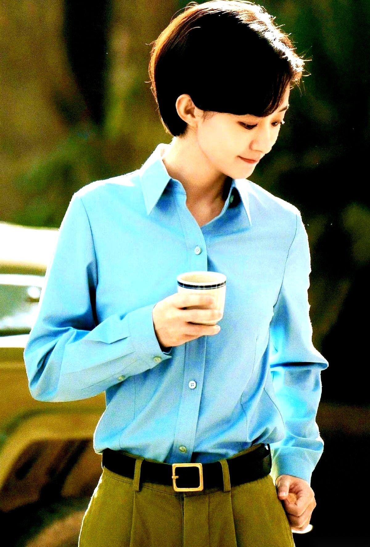 看到赵丽颖那张新剧照，我把手机拿近了点，又放远了点，反复确认。寸头，洗得发白的