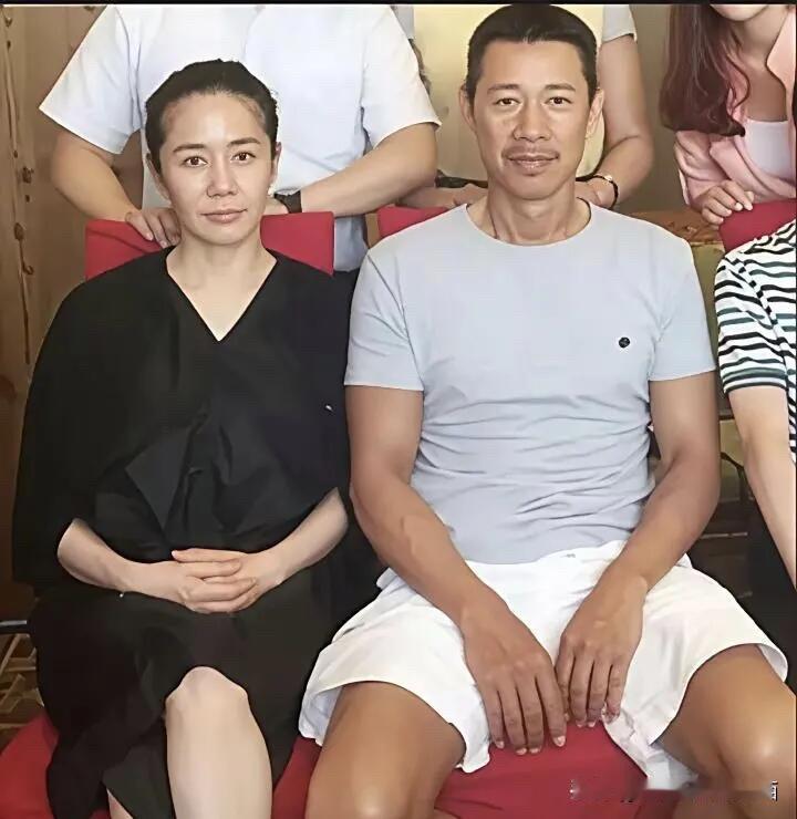 张丰毅和妻子霍凡的同框挺养眼的，两个人长相朴实，看着般配。张丰毅演技一流，挺有男