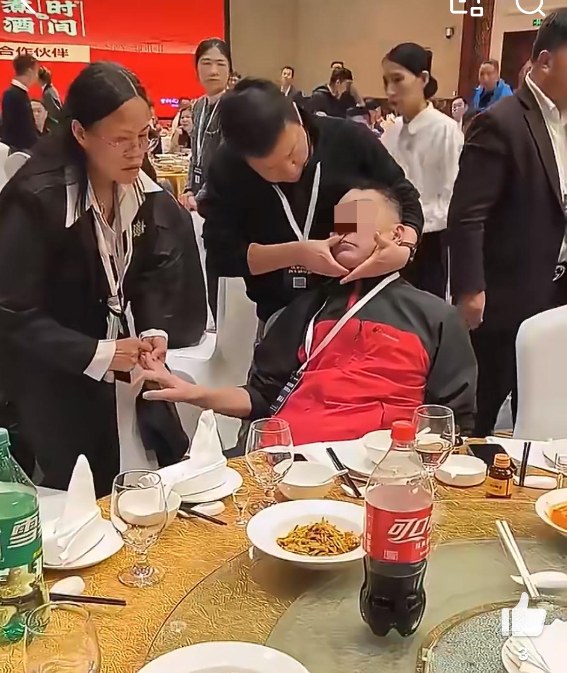 宴会正酣，一个红衣男子突然晕过去了，看着众人手忙脚乱的样子，真的应该学点基本的急