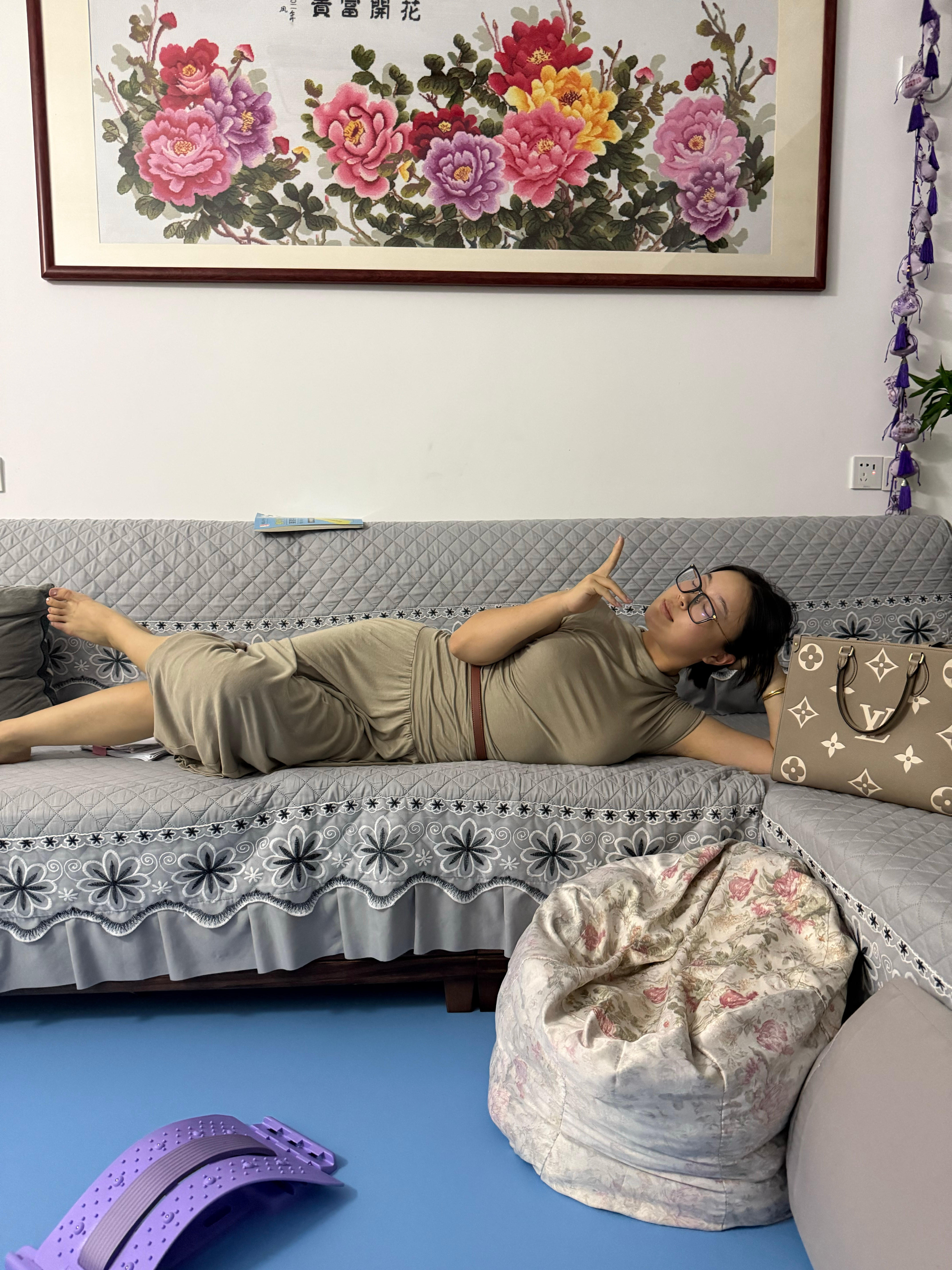 每次回来我都看出来我妈想让我留下的。只是我睡觉这方面是真的挑，一点不愉快我都睡不