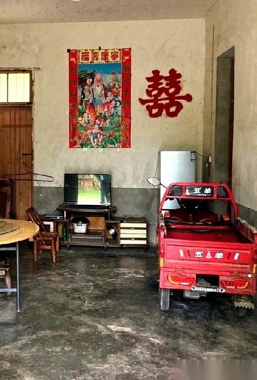 我妈走了才一个月，我姑一巴掌扇我脸上，骂我是“赔钱货”。就因为我跟我妹，不让我