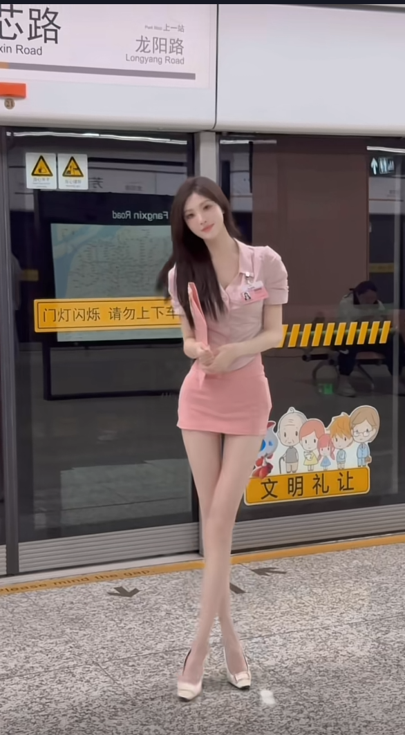 闺蜜上班都要迟到了还要拍照