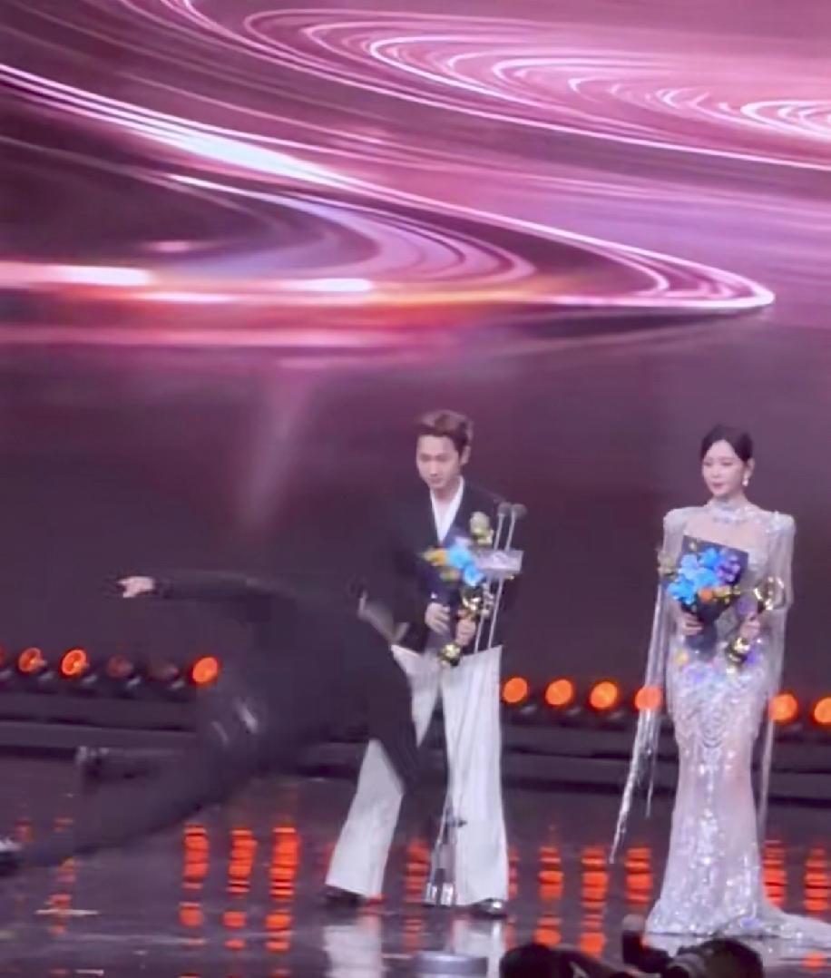 微博之夜虽然也搞到很晚，但是乐子还是要比星光大赏多的。昨晚最大的乐子，估计就