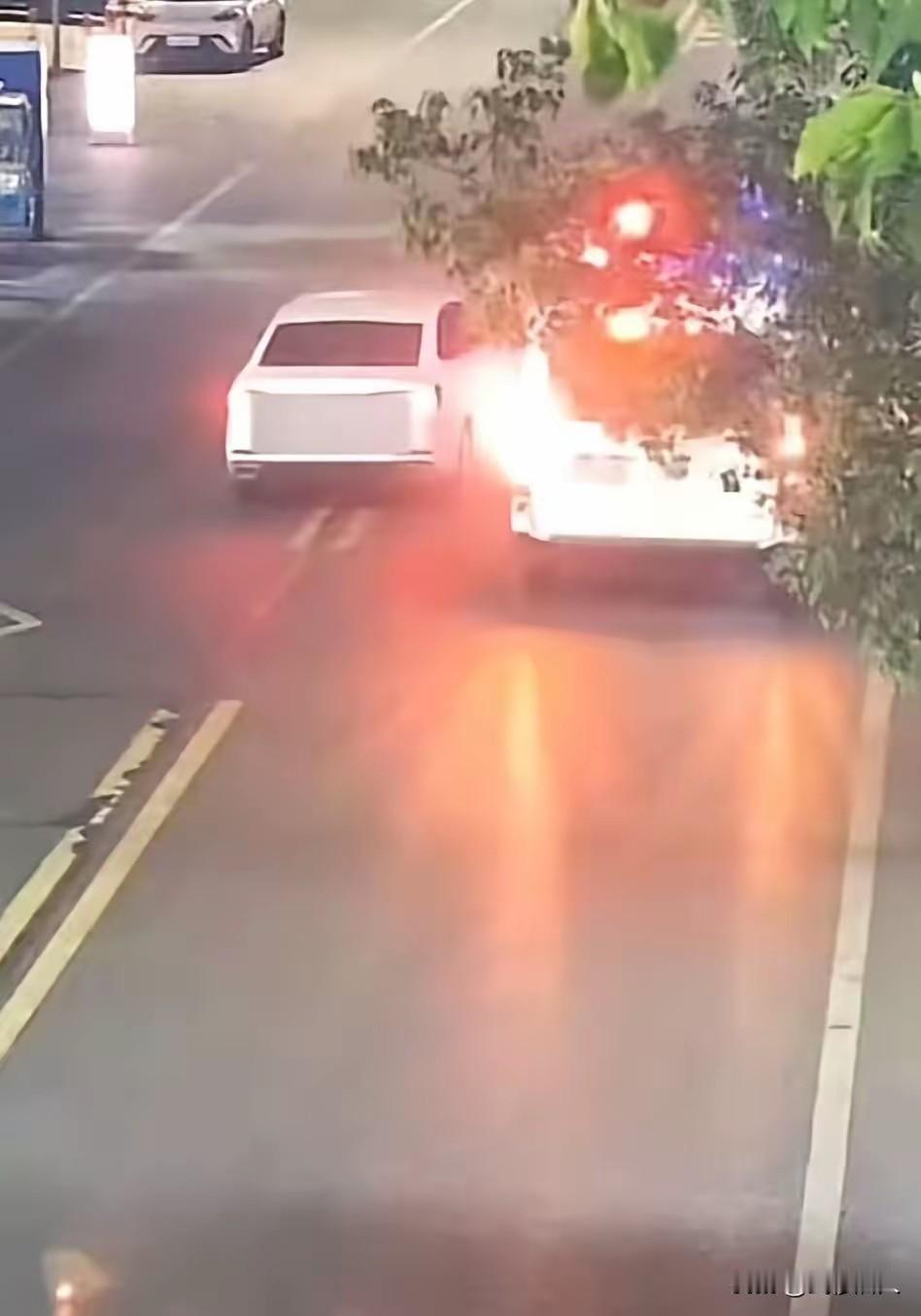 浙江一轿车猛截警车！民警本想教育，开窗后瞬间红了眼：跟我冲！浙江街头，原本平静