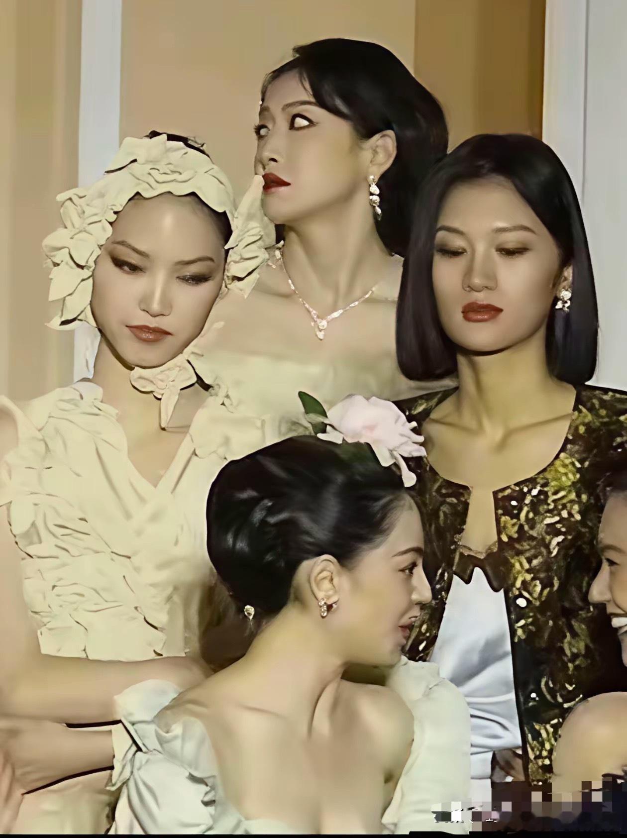 聪明的网友调侃，钟楚曦=钟杵C，拍照抢C位，我不信，直到看到！下面这张照片，哈哈