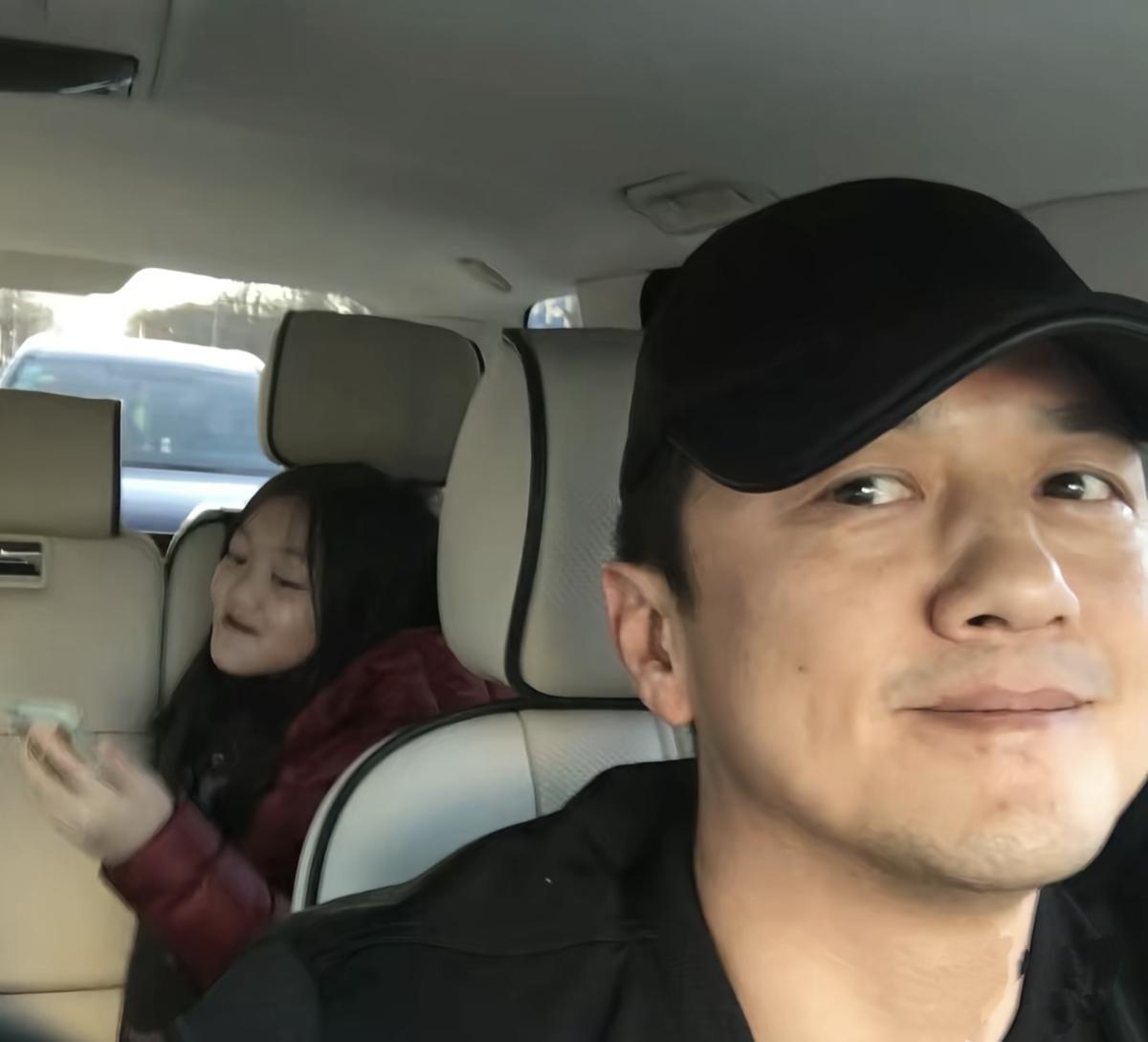 这张照片不知道是谁拍的，你看李亚鹏自然流露出对女儿李嫣特别深情的爱，它不是单纯的