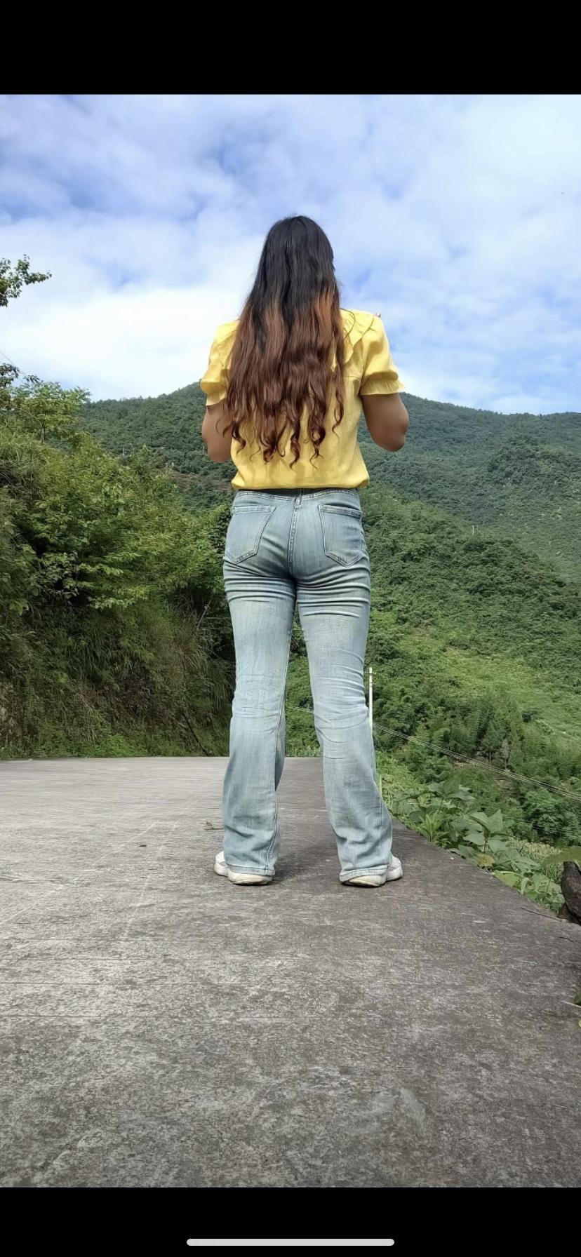 背对山峦，感受自然之美