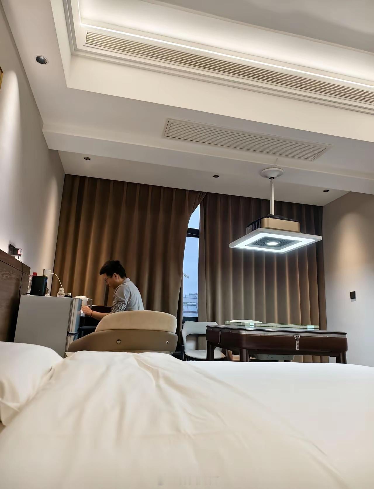 我实在搞不懂我老公。45岁，没一个铁哥们，没异性朋友，不应酬。36岁才脱单，之前