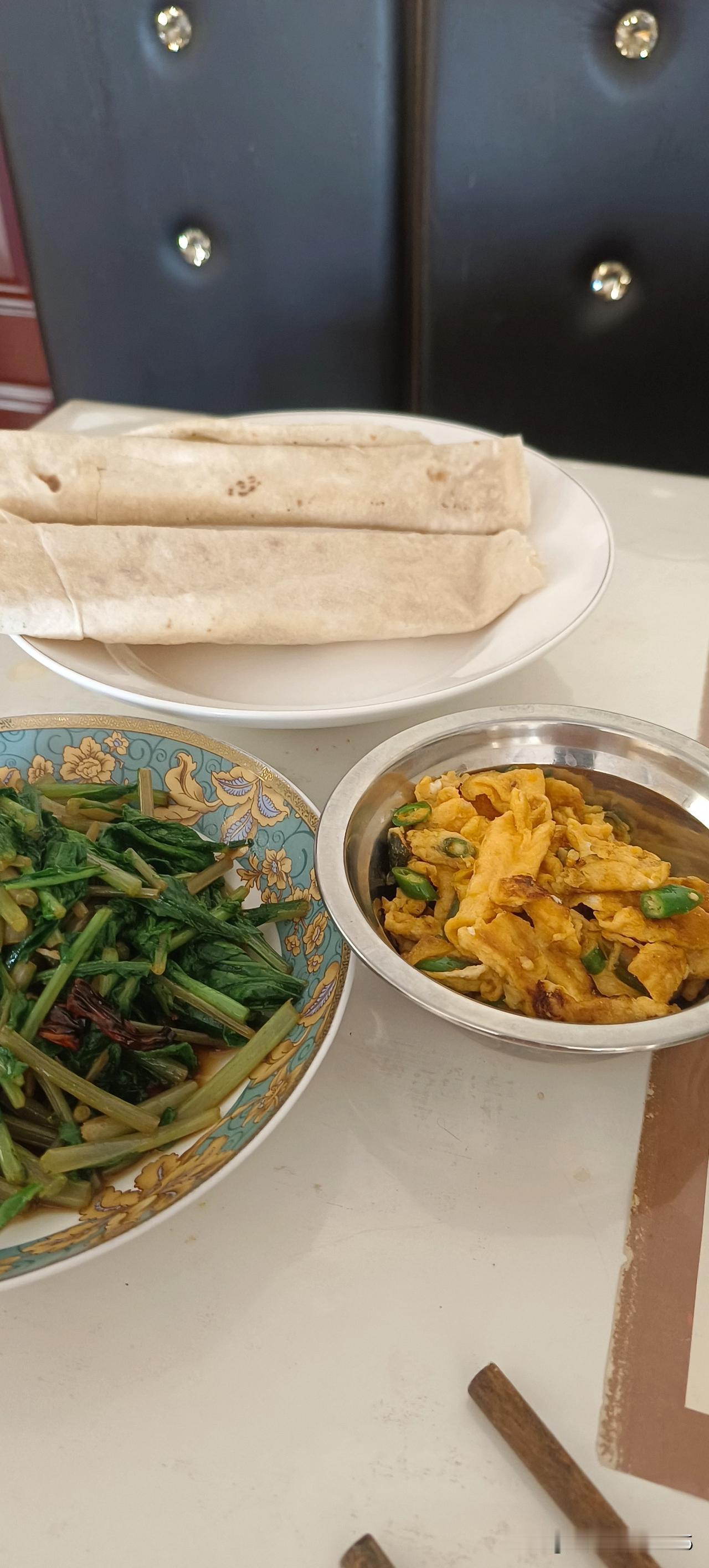 得了糖尿病，越是不能吃东西，他越饿，你说怎么办呀？中午吃的饱饱的，4点多都饿的