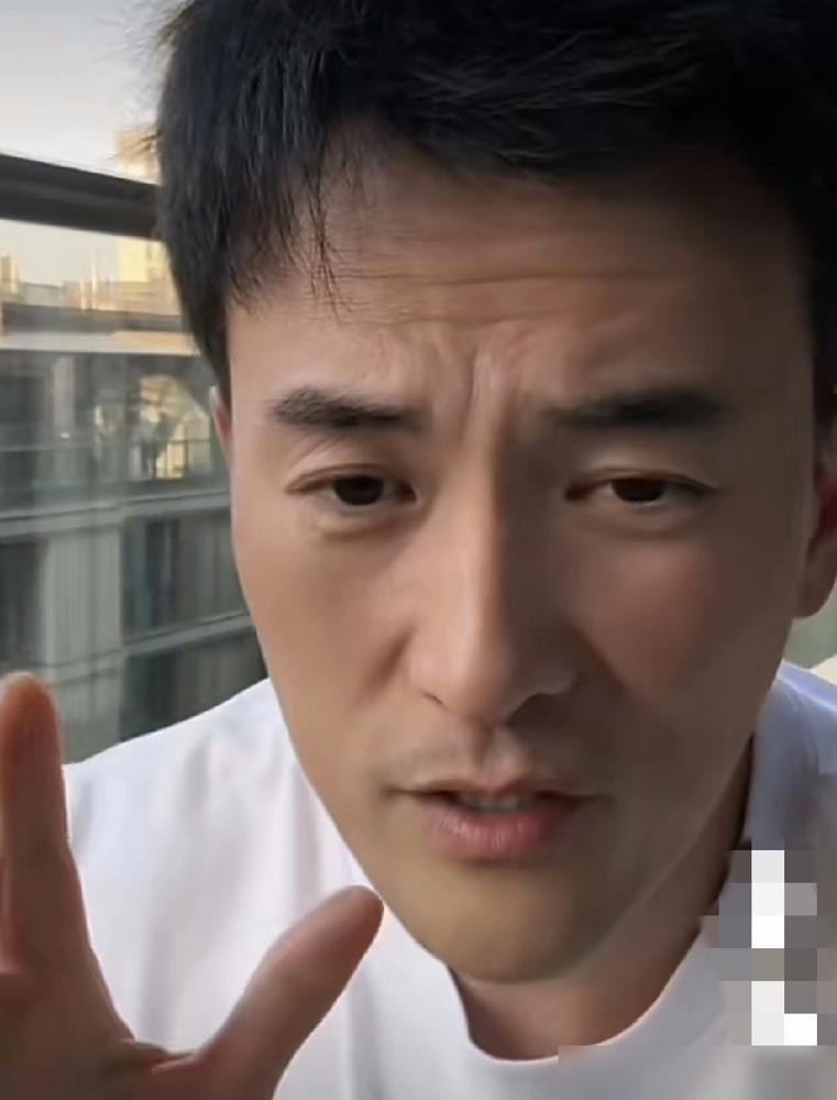 十年翻红，片酬涨了，新老婆有了，他终于开口澄清了。2012年，靠《火蓝刀锋》
