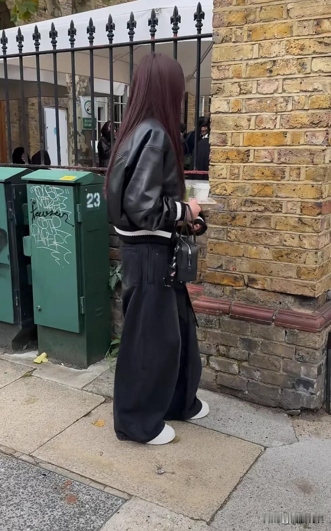 没想到杜海涛去英国游学是真的有上学，看满大街的人偶遇他，我还以为他是去游玩呢！
