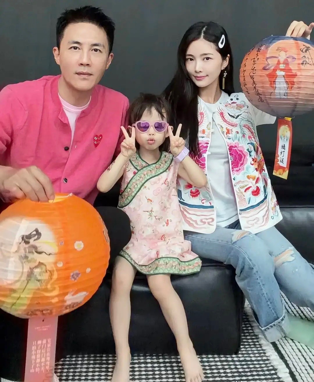 杜淳一家3口过中秋，王灿提着灯笼节日氛围好浓，4岁女儿首次露侧脸，眼睛和爸爸一模
