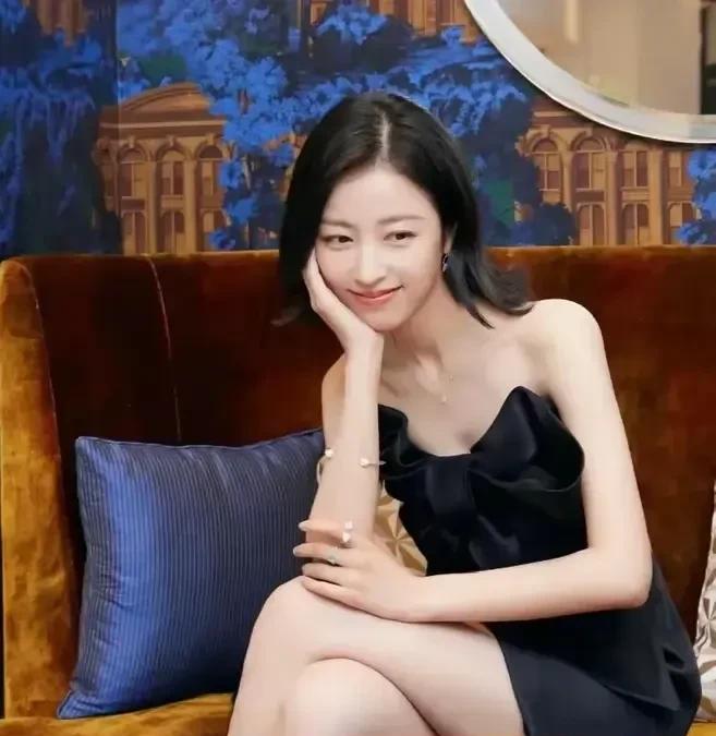 肖战新剧《谍报上不封顶》开机，不知道为什么大家却在骂女主角人选周雨彤。我不粉周雨