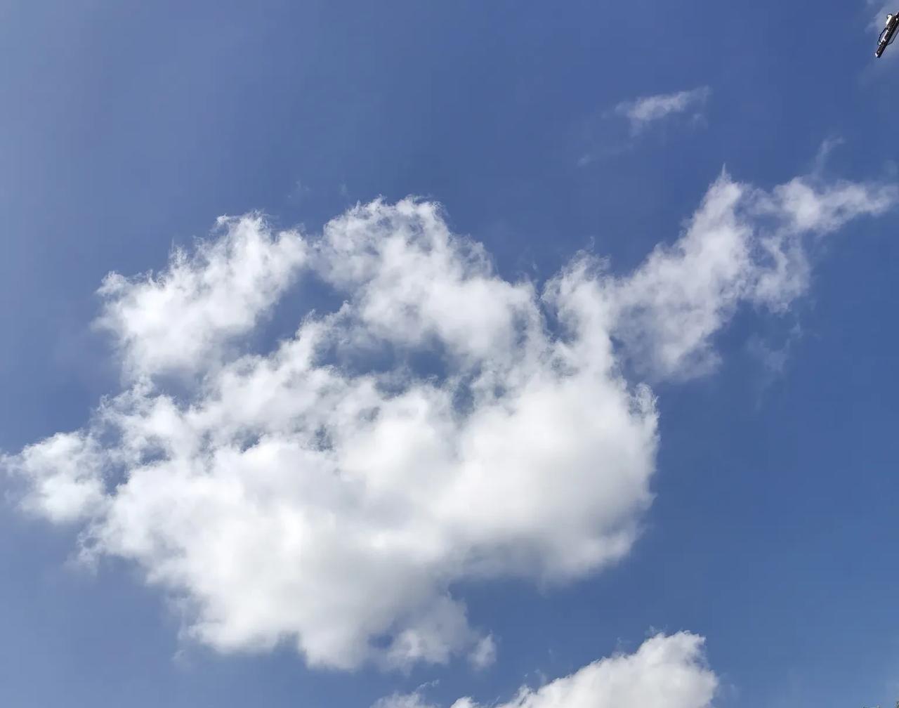我们这里有个村子，前几年发生了一件怪事，三个人到中年的同龄的小伙伴，同一年里先后