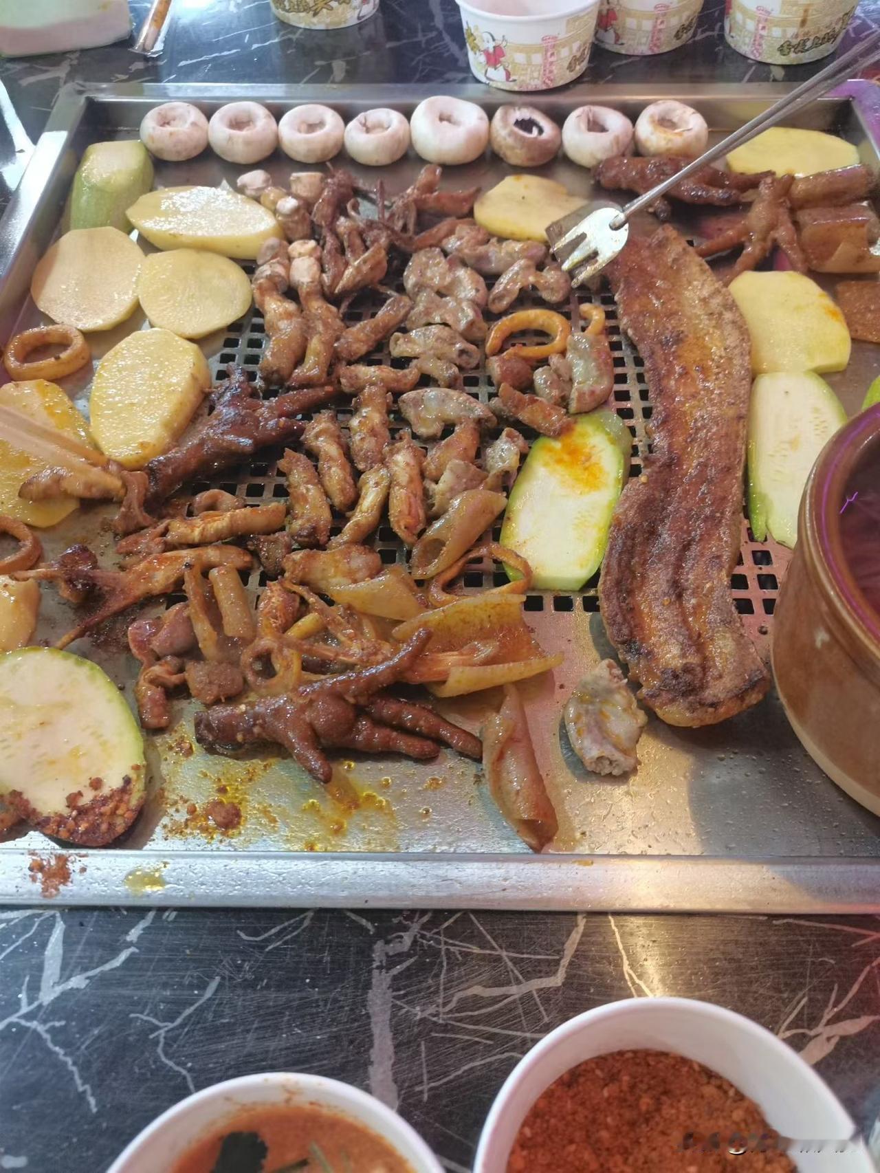 走过路过，千万不能错过我大云南烧烤昆明版纳烧烤昆明烧烤摊云南傣味儿烧