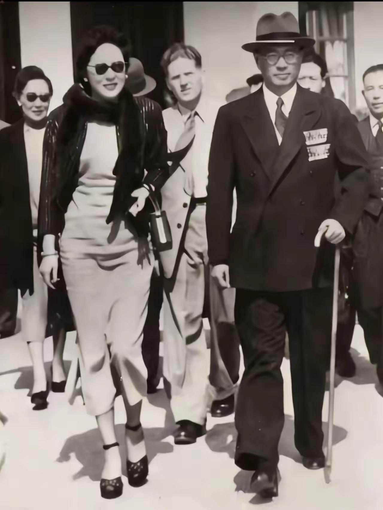 1949年1月宋子文夫妇飞抵香港启德机场，准备前往美国。蒋介石叫他去台湾，他怕财