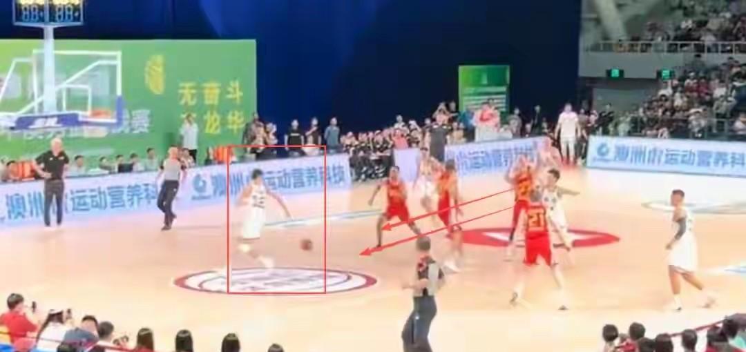 广东男篮这次惜败澳洲，杜锋赛后那是怒喷“大番薯”，场面一度相当炸裂。就像之前打C