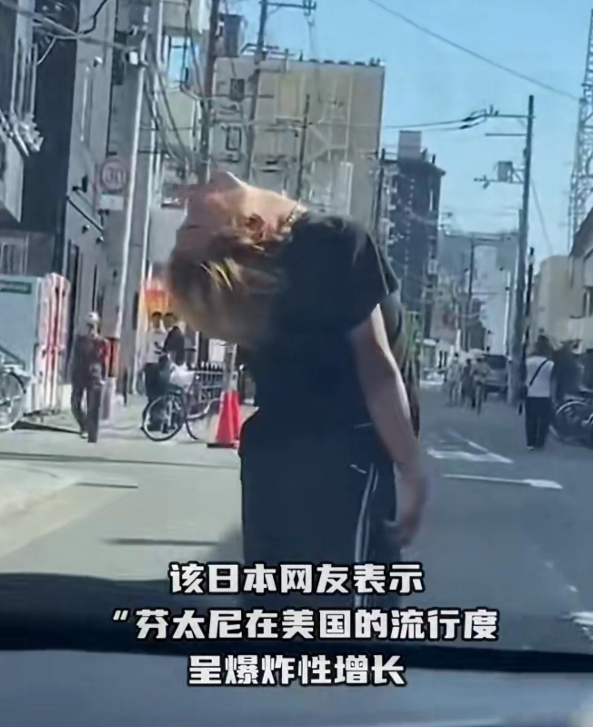 日本大阪街头惊现折叠人！日本网友在路边看到一个折叠人，一直用脖颈后仰的姿势在街