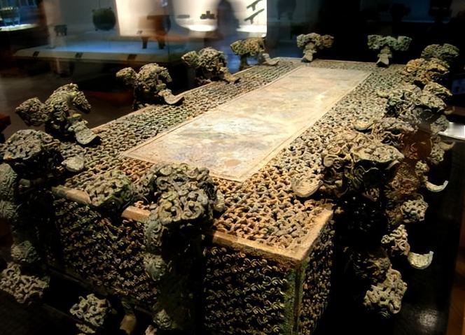 1978年，河南两渔民正在丹江口水库打鱼，没想到一网兜儿下去竟拉不动！两人猛地一