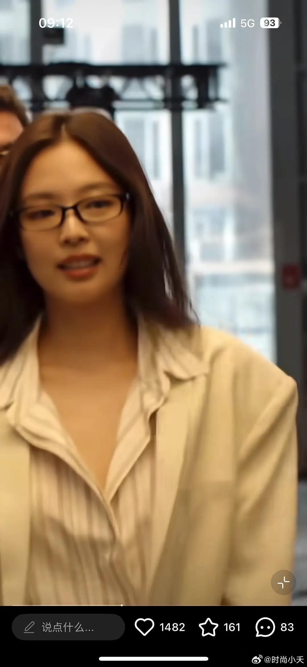 爱抽烟的jennie好飒。人造深V的妆造，皮带正好将她等分为二。