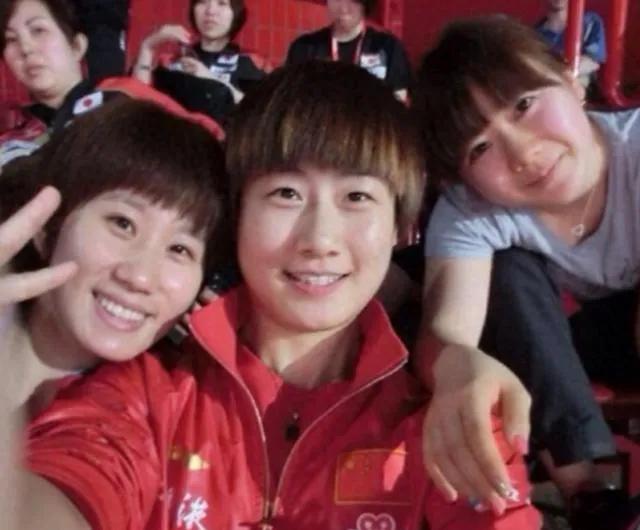 三位亚洲女乒代表性人物亲密合影：我一眼就认出了棕发覆额、凤眼如虹、笑意盈盈的中国