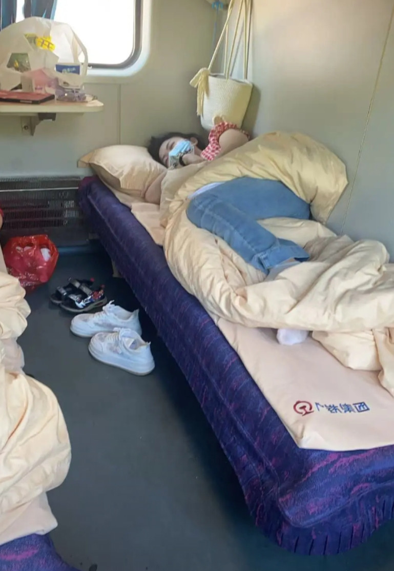 姿势太不雅观了差评，被子老受罪啦
